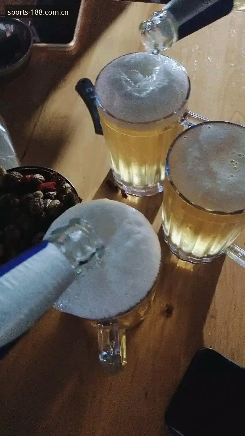 半夜两点，朋友杨哥发来一条消息：“手机上的滚球数据跟电脑对不上，我被坑了一单。”我回他：“你还在用旧版？”他愣了半天，问：“官网还有新版？”这事不怪他，多数人压根不知道188体育平台的中国官网已经换了内核，手机版同步上线，数据延迟从原来的十几秒压缩到了2秒以内。今天这篇，就专门聊聊这轮官方主站火热上线中国官网手机版的那些事，重点说怎么避开换版期间的坑。